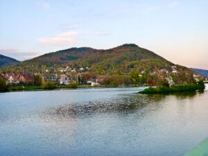 Blick auf den Heiligenberg vom Neckar aus