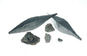 Keltische Eisenbarrenm Reste eines Gusstiegels, Eisenschlacken © KMH (R. Ajtai/VE.DO)