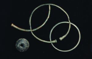 Arm- und Fußringe aus Bronze und wirbelförmige Perle (Frühlatène) © KMH (E. Kemmet)